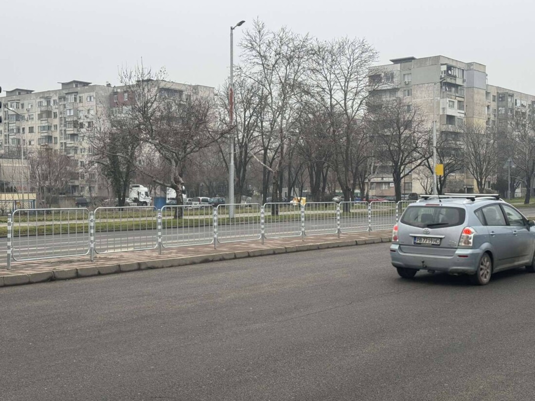 Поставиха заграждения на възлов булевард в Пловдив (СНИМКИ) 3 Поставиха заграждения на възлов булевард в Пловдив (СНИМКИ)