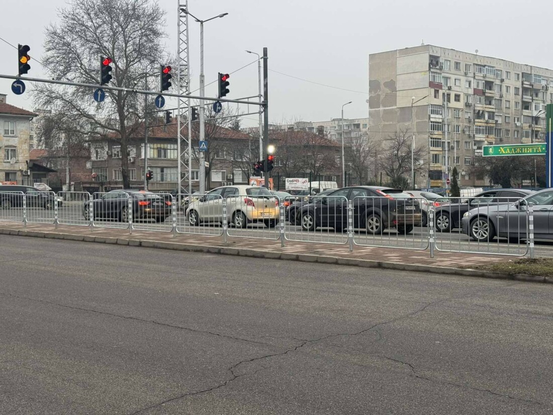 Поставиха заграждения на възлов булевард в Пловдив (СНИМКИ) 2 Поставиха заграждения на възлов булевард в Пловдив (СНИМКИ)