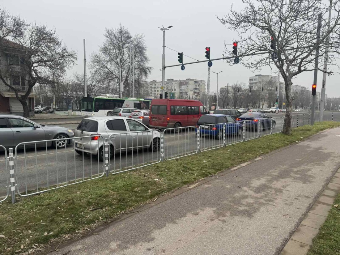 Поставиха заграждения на възлов булевард в Пловдив (СНИМКИ) 1 Поставиха заграждения на възлов булевард в Пловдив (СНИМКИ)