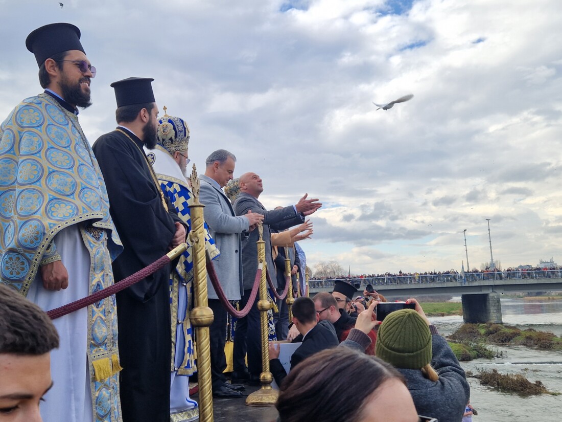 44-годишен пловдивчанин извади Богоявленския кръст от Марица, подари го на най-малкия участник в ритуала (СНИМКИ) 1 44-годишен пловдивчанин извади Богоявленския кръст от Марица, подари го на най-малкия участник в ритуала (СНИМКИ)