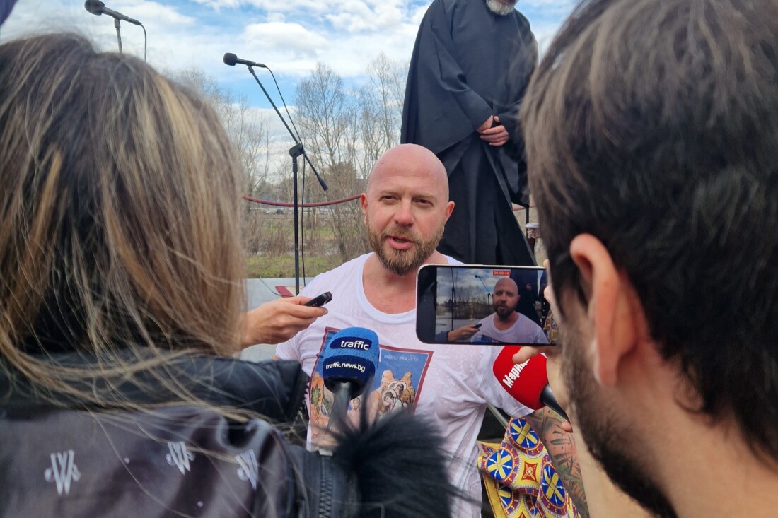 44-годишен пловдивчанин извади Богоявленския кръст от Марица, подари го на най-малкия участник в ритуала (СНИМКИ) 2 44-годишен пловдивчанин извади Богоявленския кръст от Марица, подари го на най-малкия участник в ритуала (СНИМКИ)