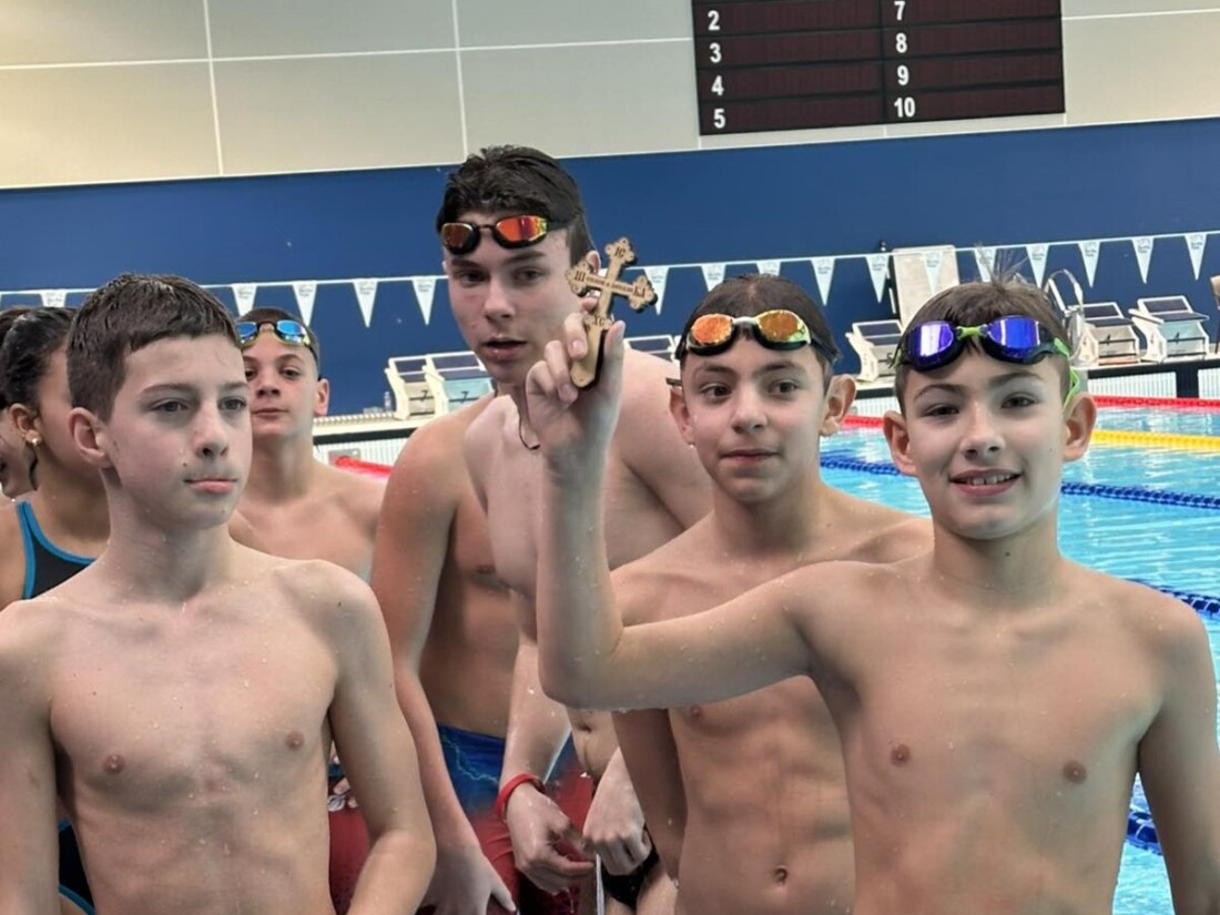 20 деца от Спортното училище се бориха за кръста в басейн „Младост“ (СНИМКИ)