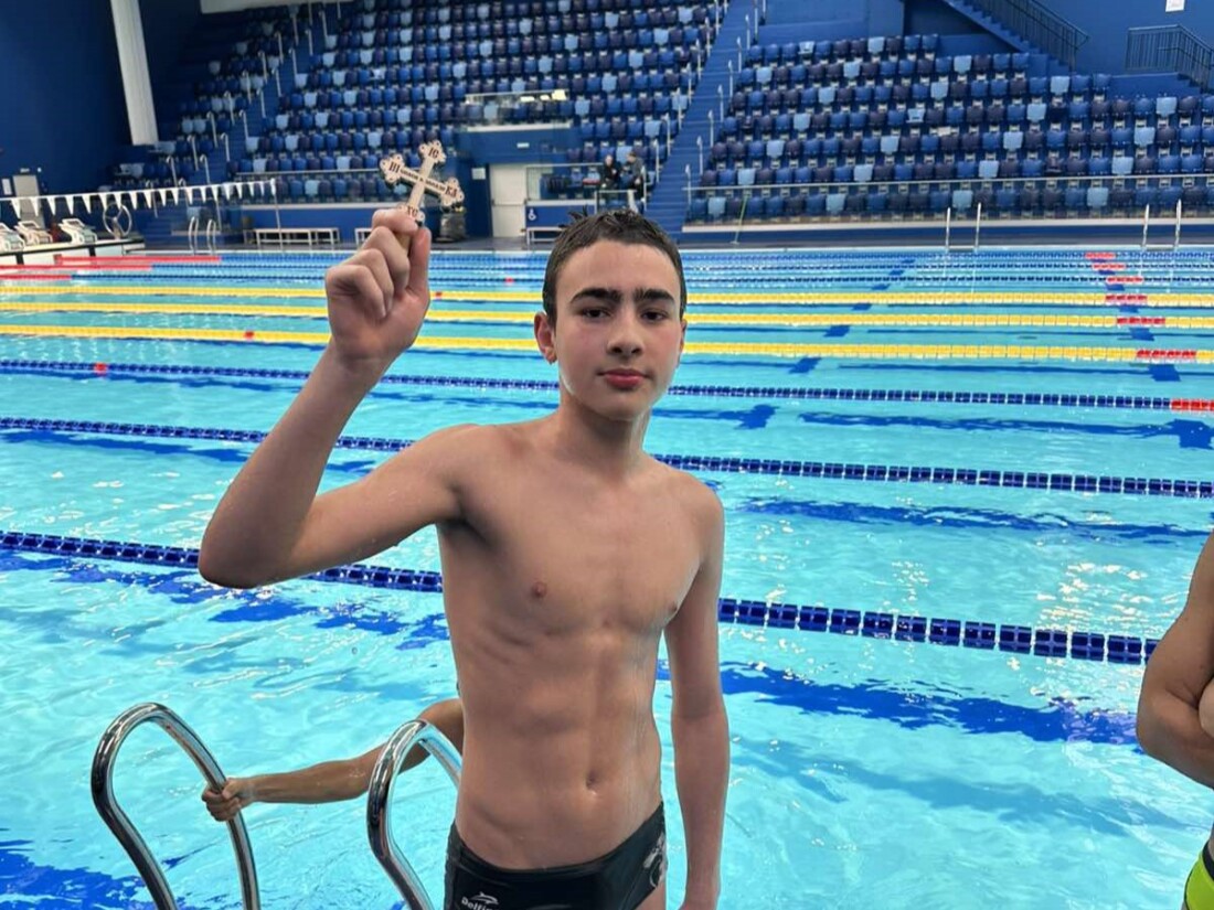 20 деца от Спортното училище се бориха за кръста в басейн „Младост“ (СНИМКИ)