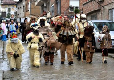 Карнавално шествие завладява улиците на Асеновград