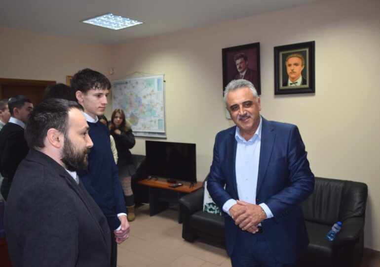 Димитър Иванов връчи грамоти на младежи от Ротари за благотворителна кампания (СНИМКИ)