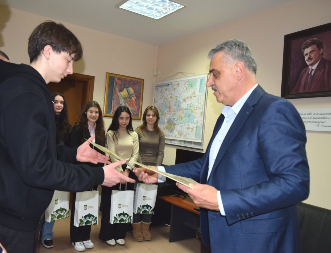 Димитър Иванов връчи грамоти на младежи от Ротари за благотворителна кампания (СНИМКИ)