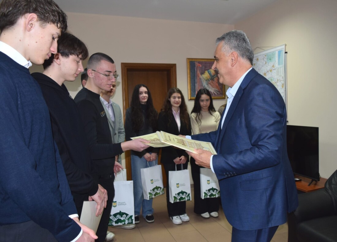 Димитър Иванов връчи грамоти на младежи от Ротари за благотворителна кампания (СНИМКИ)