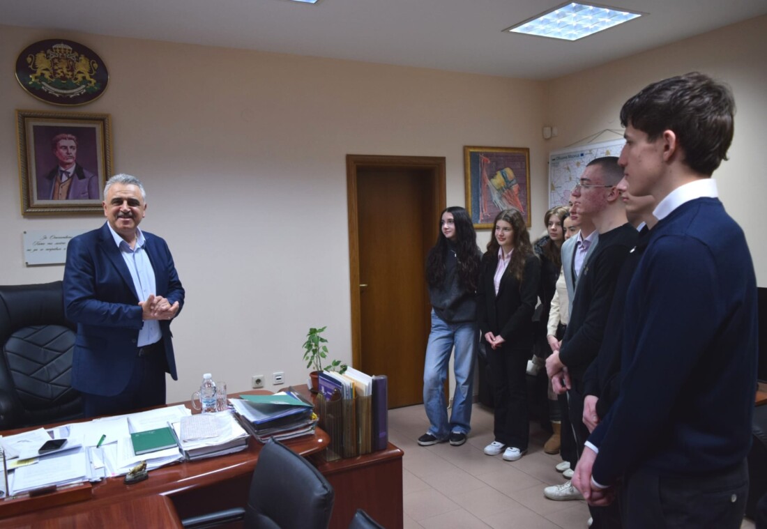 Димитър Иванов връчи грамоти на младежи от Ротари за благотворителна кампания (СНИМКИ)