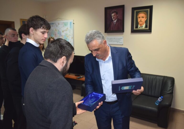 Димитър Иванов връчи грамоти на младежи от Ротари за благотворителна кампания (СНИМКИ)