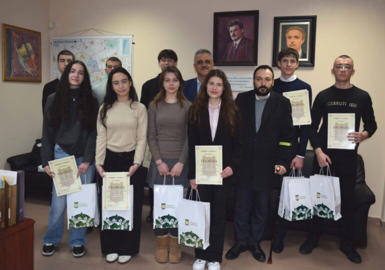 Димитър Иванов връчи грамоти на младежи от Ротари за благотворителна кампания (СНИМКИ)