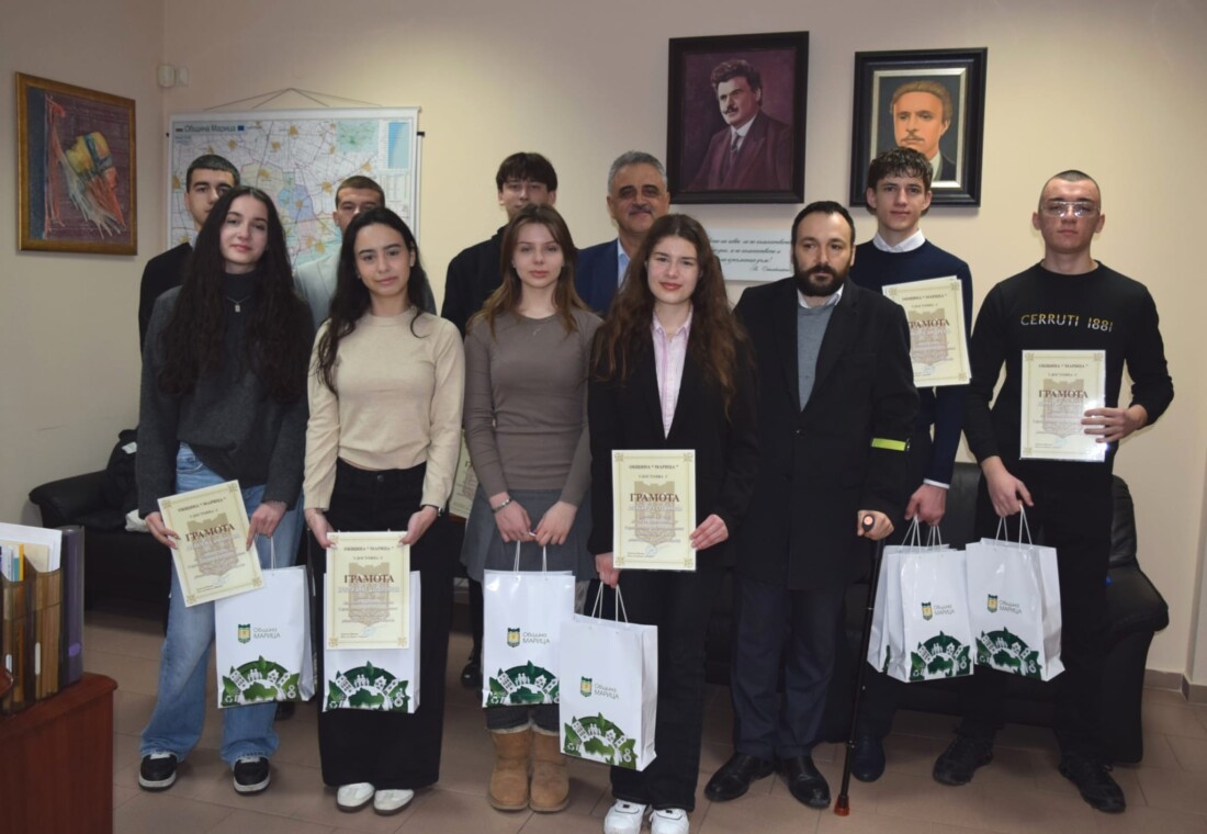 Димитър Иванов връчи грамоти на младежи от Ротари за благотворителна кампания (СНИМКИ)