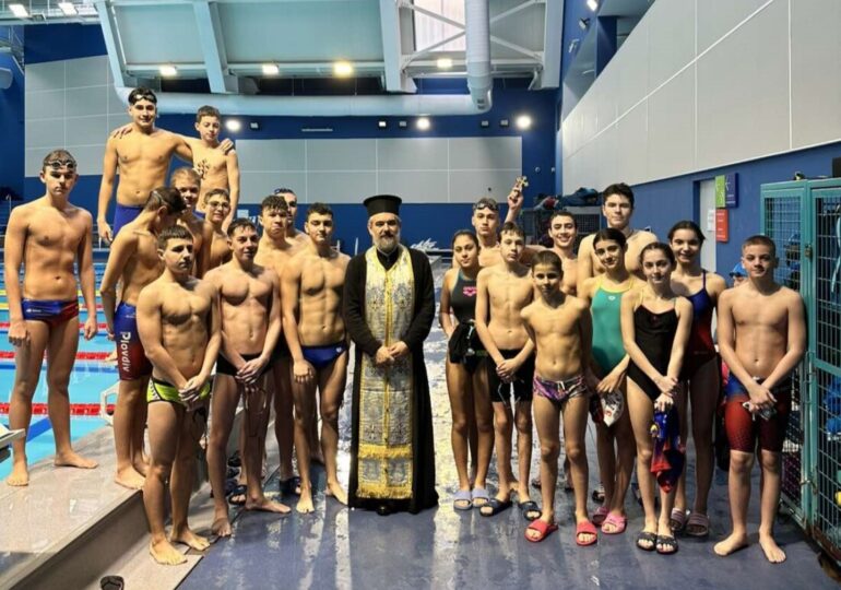 20 деца от Спортното училище се бориха за кръста в басейн „Младост“ (СНИМКИ)