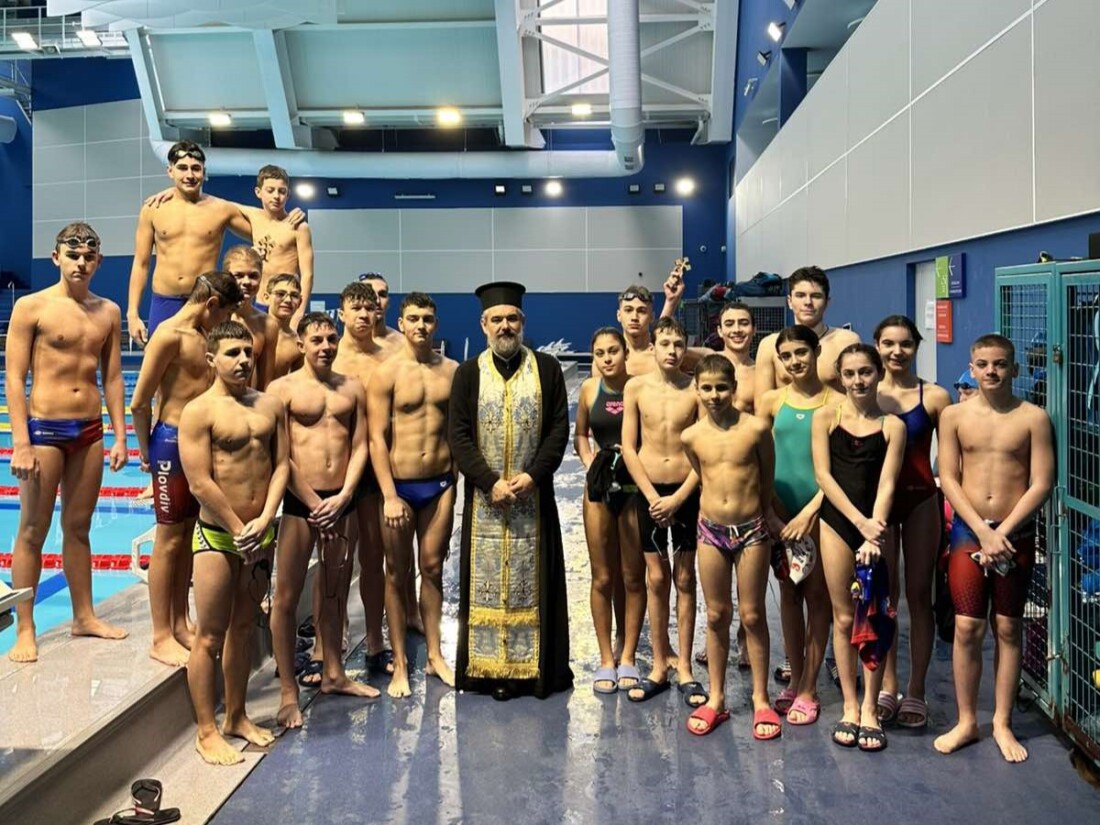 20 деца от Спортното училище се бориха за кръста в басейн „Младост“ (СНИМКИ)