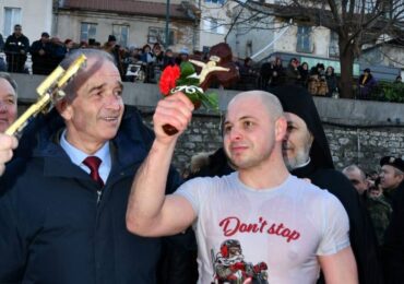 25-годишен военнослужещ извади кръста от водите на река Чая в Асеновград (ГАЛЕРИЯ)