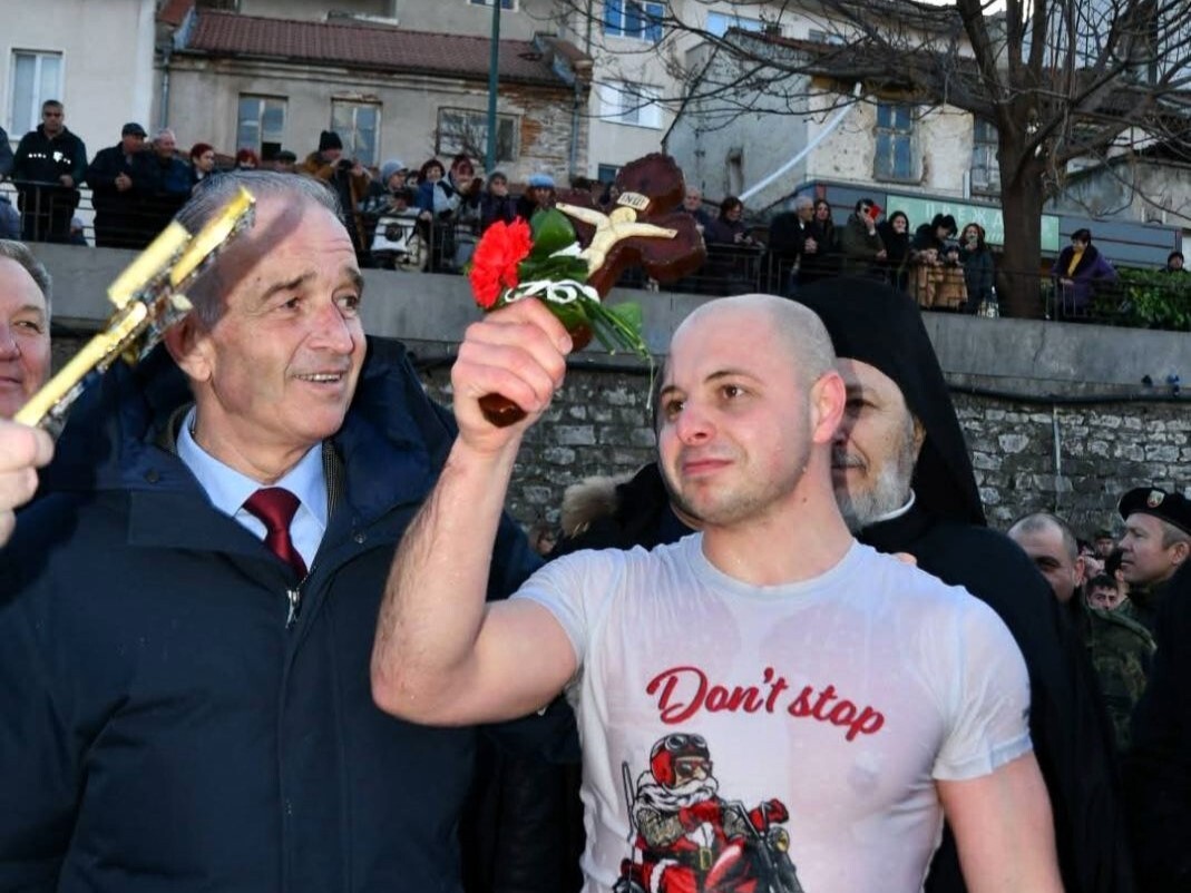 25-годишен военнослужещ извади кръста от водите на река Чая в Асеновград (ГАЛЕРИЯ)