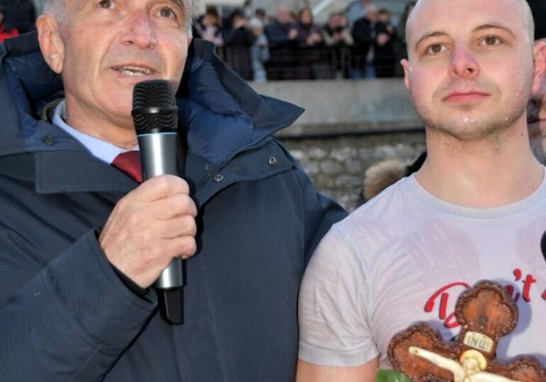 25-годишен военнослужещ извади кръста от водите на река Чая в Асеновград (ГАЛЕРИЯ)