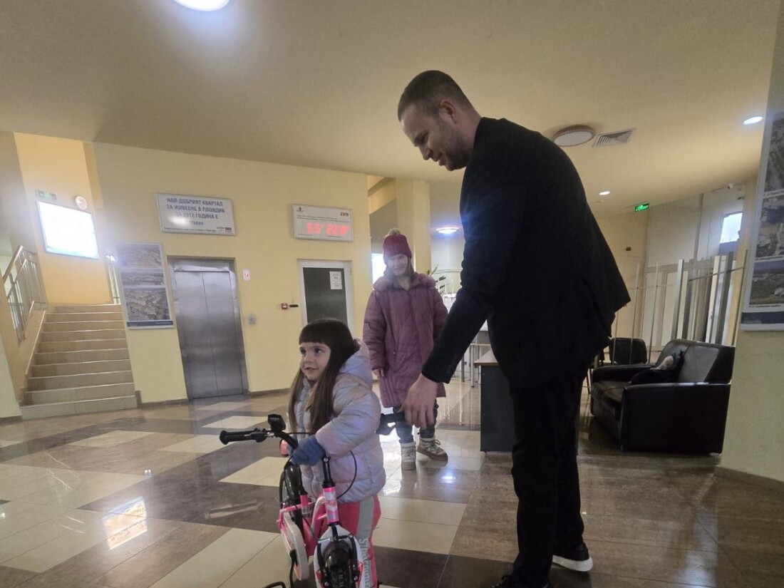 Кметът на „Тракия“ дари три велосипеда на деца в нужда (СНИМКИ) 2 Кметът на „Тракия“ дари три велосипеда на деца в нужда (СНИМКИ)