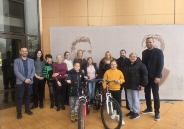 Кметът на „Тракия“ дари три велосипеда на деца в нужда (СНИМКИ)