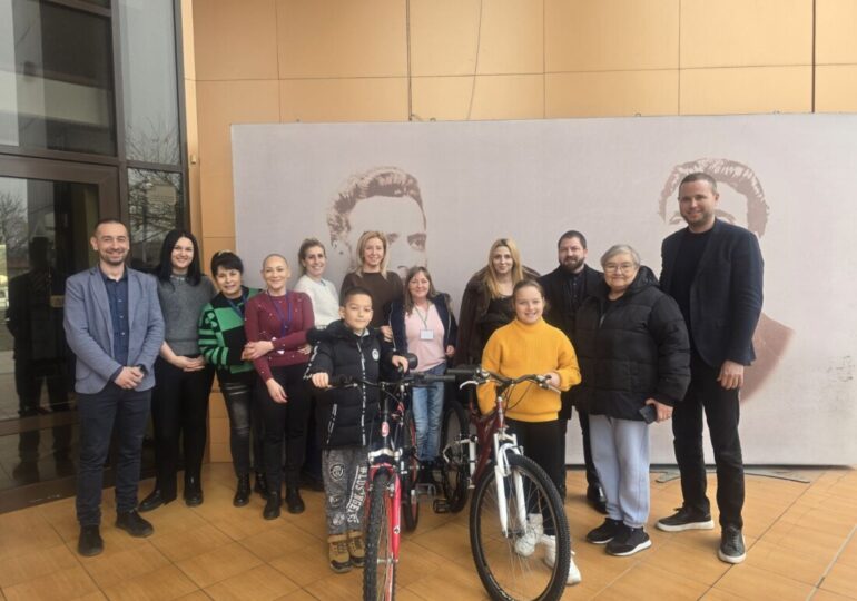 Кметът на „Тракия“ дари три велосипеда на деца в нужда (СНИМКИ)