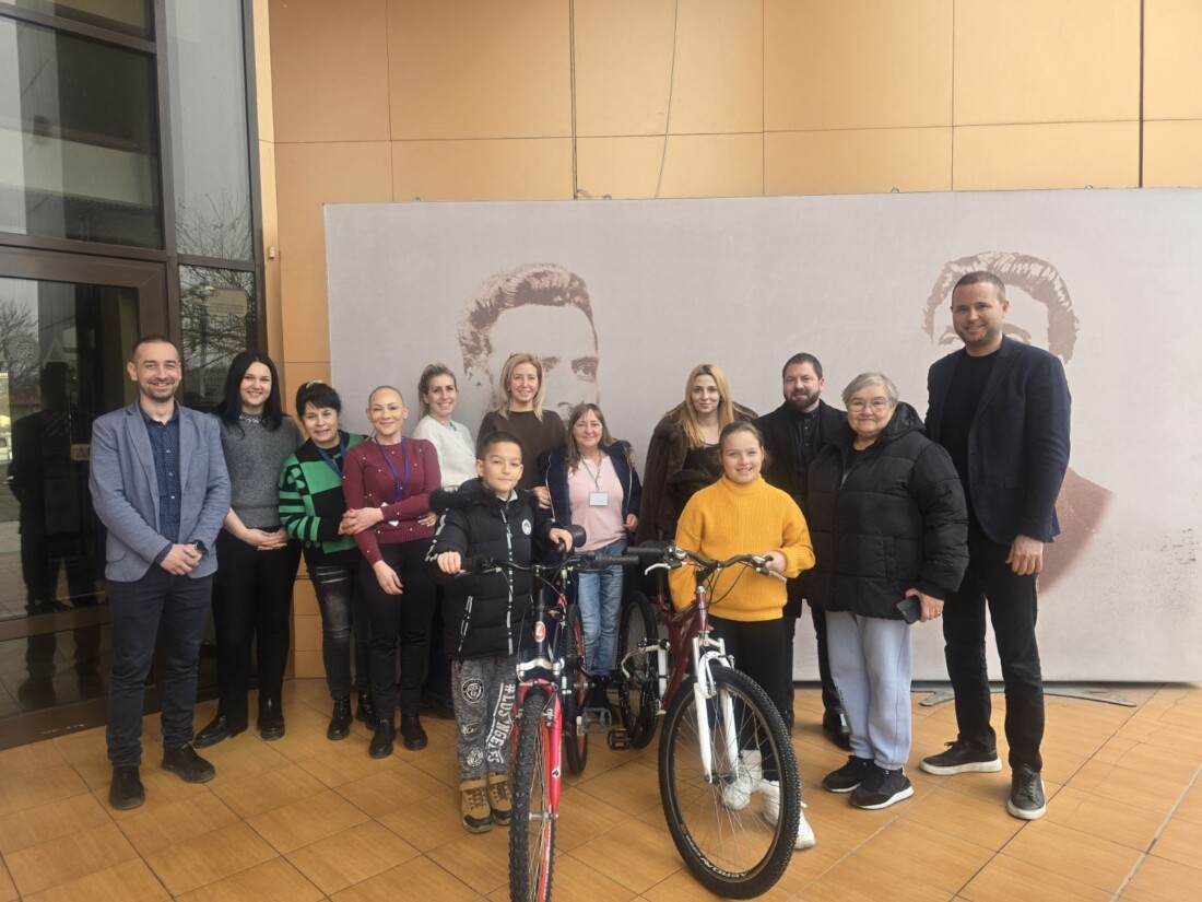 Кметът на „Тракия“ дари три велосипеда на деца в нужда (СНИМКИ)