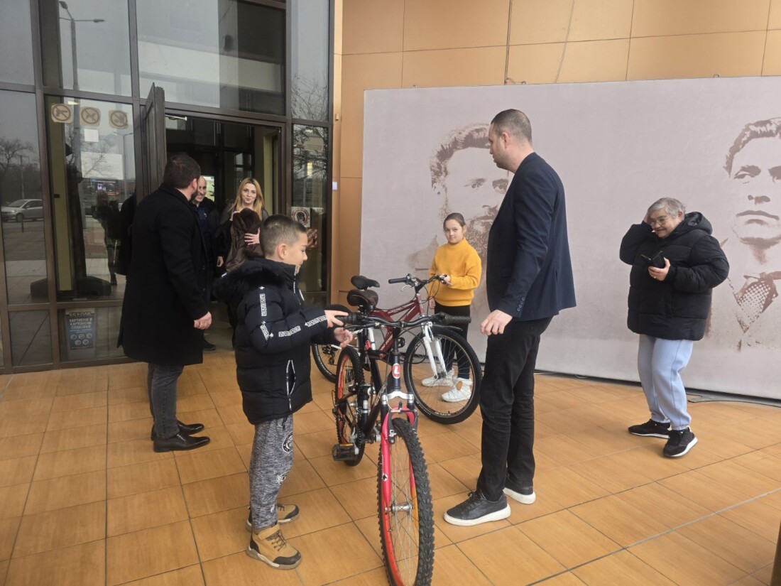 Кметът на „Тракия“ дари три велосипеда на деца в нужда (СНИМКИ) 1 Кметът на „Тракия“ дари три велосипеда на деца в нужда (СНИМКИ)