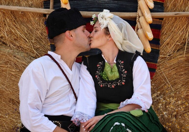 Фотоконкурсът „Най-сладка целувка“ отбелязва 20 години с ретроспективна изложба и апел за подкрепа