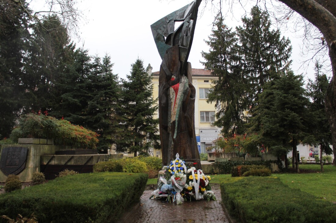 "Да не допуснем това да се случи отново": Пловдив почете паметта на жертвите на комунистическия режим (СНИМКИ)