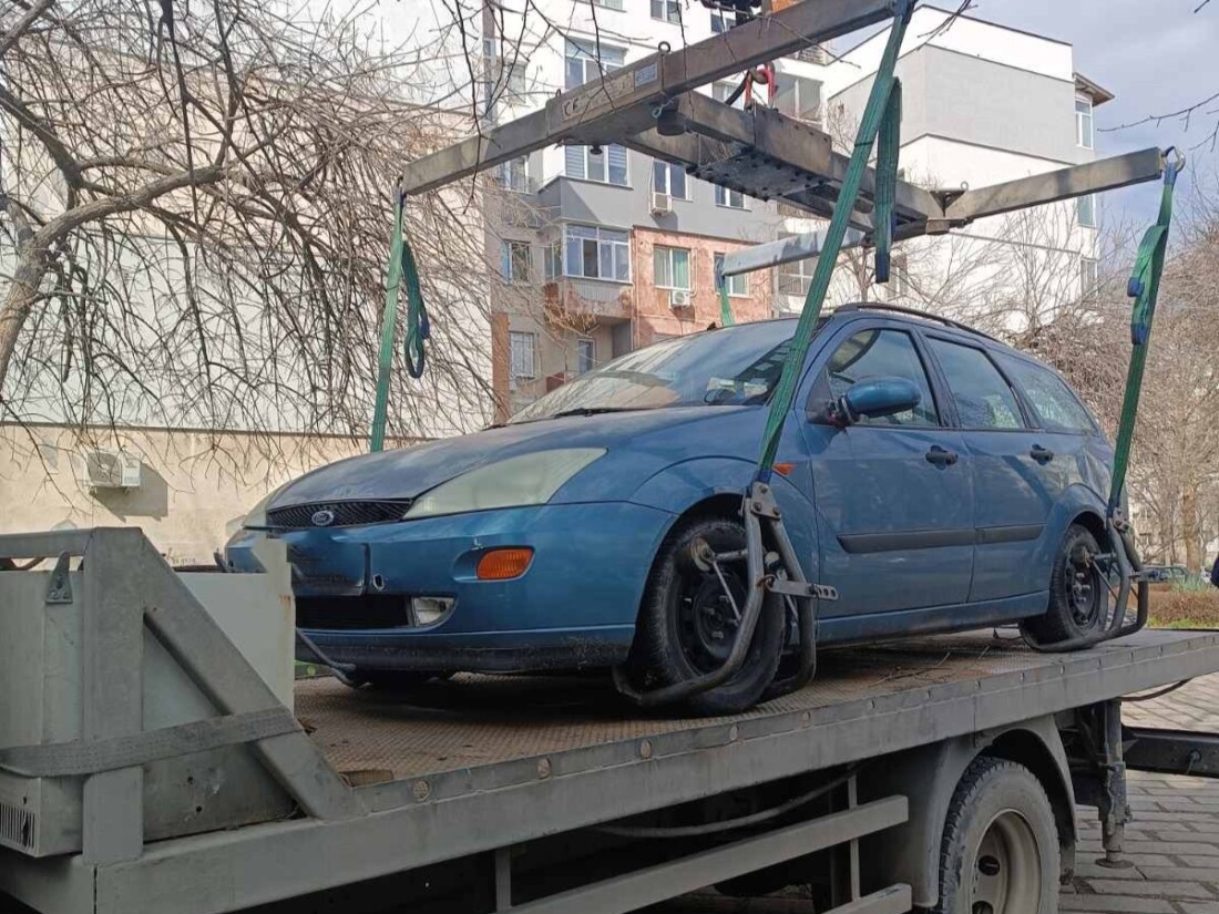 Поредна акция по отстраняване на излезли от употреба автомобили в "Тракия" (СНИМКИ)