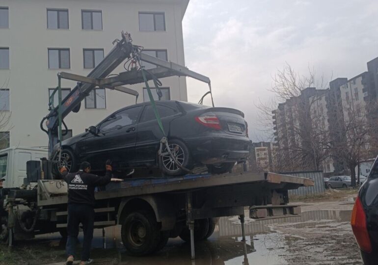 Поредна акция по отстраняване на излезли от употреба автомобили в "Тракия" (СНИМКИ)