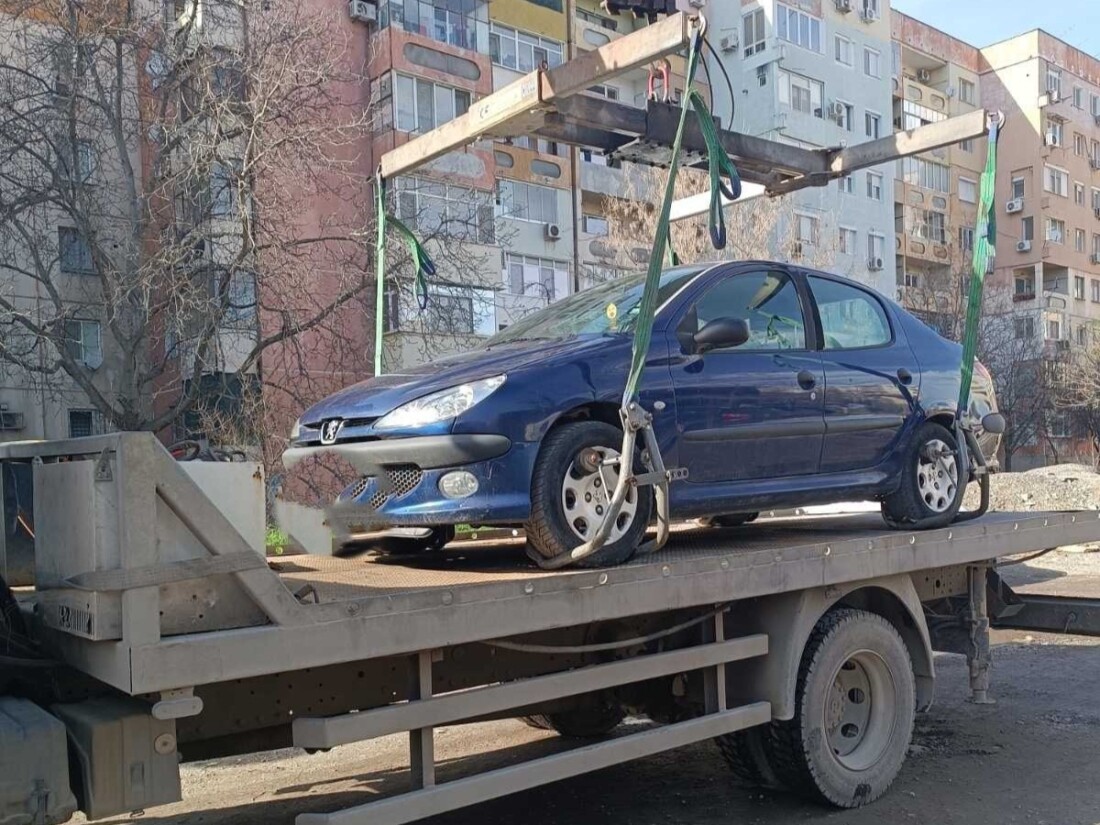 Поредна акция по отстраняване на излезли от употреба автомобили в "Тракия" (СНИМКИ)