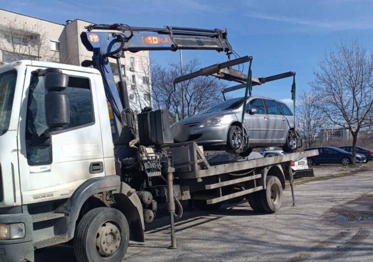 Поредна акция по отстраняване на излезли от употреба автомобили в "Тракия" (СНИМКИ)