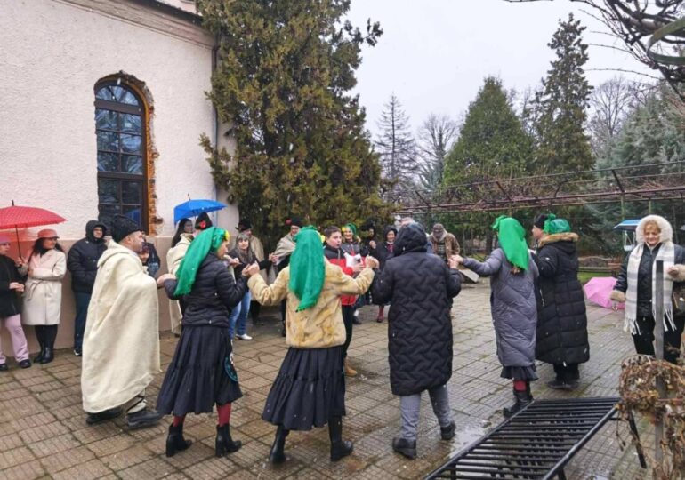 Въпреки снега: Стамболийски отбеляза с много настроение празника на Трифон Зарезан (СНИМКИ)