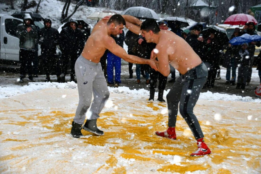 Снегът не попречи на празника: 32-годишен от Крушаре спечели 100-килограмов овен на борбите в Асеновград (СНИМКИ) 2 Снегът не попречи на празника: 32-годишен от Крушаре спечели 100-килограмов овен на борбите в Асеновград (СНИМКИ)