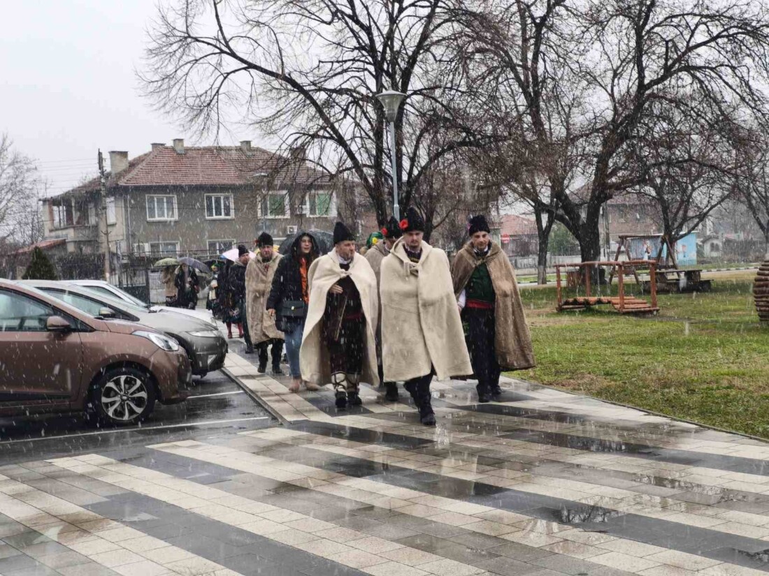 Въпреки снега: Стамболийски отбеляза с много настроение празника на Трифон Зарезан (СНИМКИ)