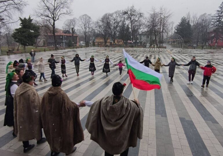 Въпреки снега: Стамболийски отбеляза с много настроение празника на Трифон Зарезан (СНИМКИ)