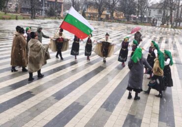 Въпреки снега: Стамболийски отбеляза с много настроение празника на Трифон Зарезан (СНИМКИ)