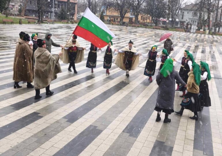 Въпреки снега: Стамболийски отбеляза с много настроение празника на Трифон Зарезан (СНИМКИ)