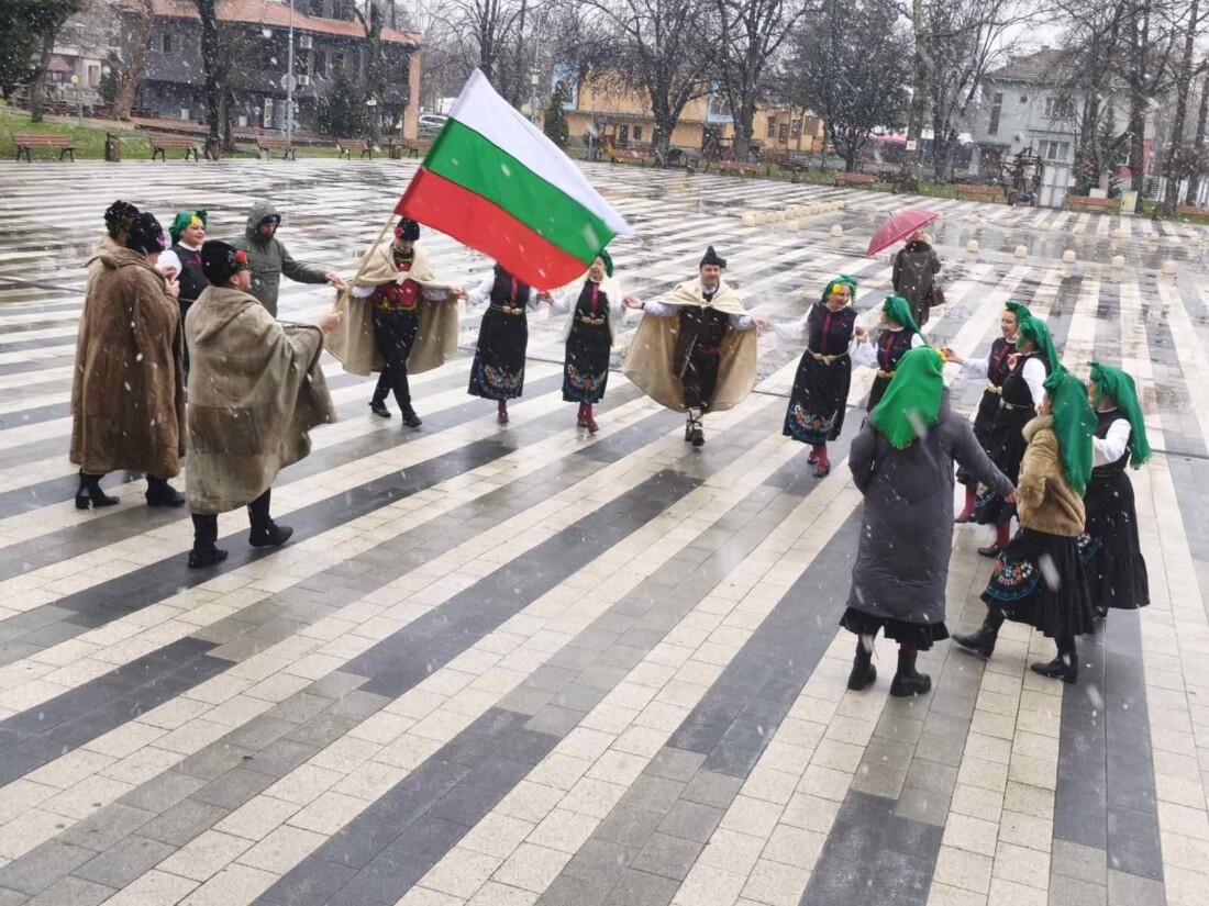 Въпреки снега: Стамболийски отбеляза с много настроение празника на Трифон Зарезан (СНИМКИ)