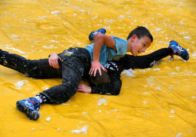 Снегът не попречи на празника: 32-годишен от Крушаре спечели 100-килограмов овен на борбите в Асеновград (СНИМКИ) 18 Снегът не попречи на празника: 32-годишен от Крушаре спечели 100-килограмов овен на борбите в Асеновград (СНИМКИ)