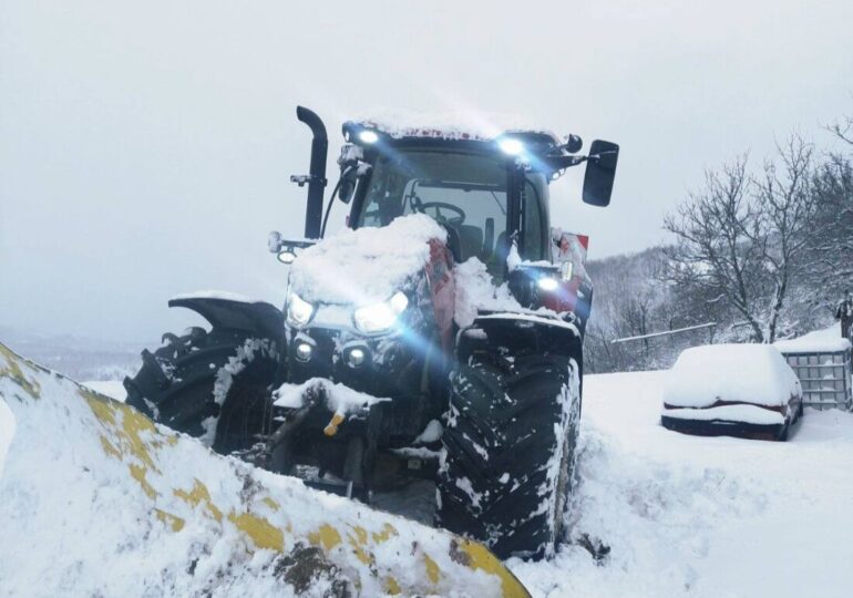 Продължава разчистването на пътищата в планинския район на община Асеновград (СНИМКИ)