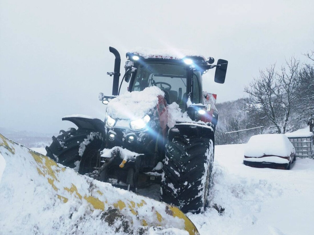 Продължава разчистването на пътищата в планинския район на община Асеновград (СНИМКИ)