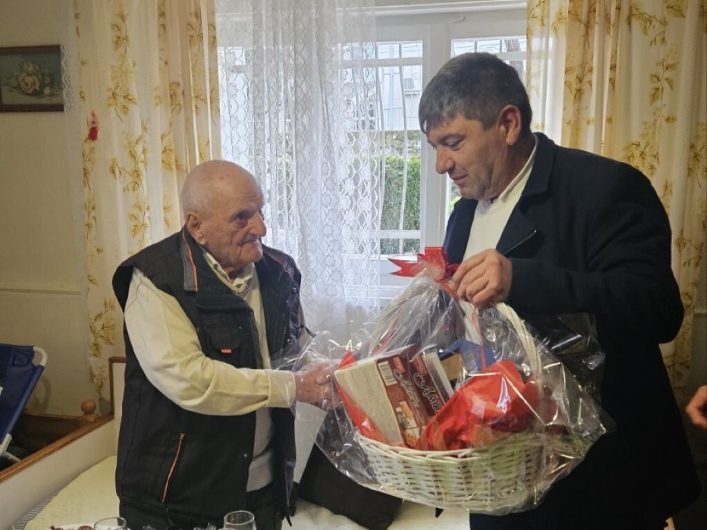 Един век живот, изпълнен с труд, достойнство и мъдрост: Желязко Неделчев от Стамболийски отбеляза 100-годишен юбилей (СНИМКИ)