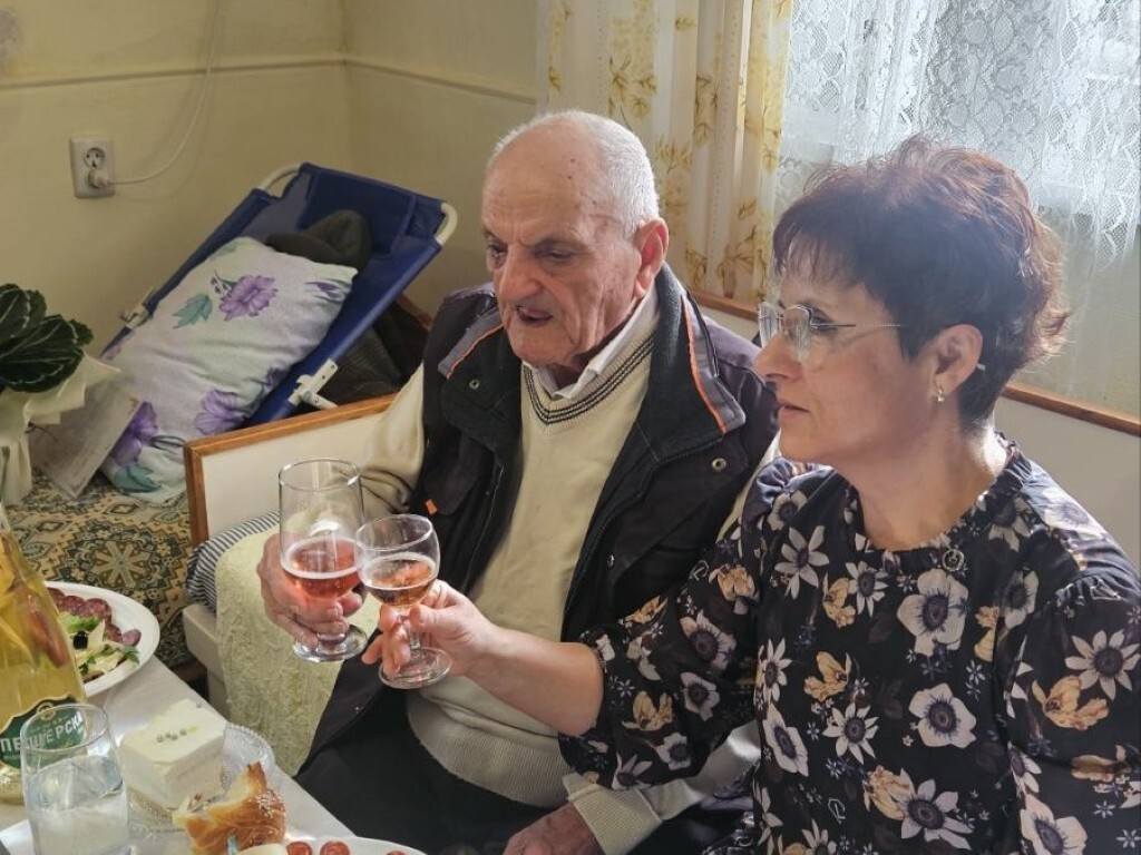 Един век живот, изпълнен с труд, достойнство и мъдрост: Желязко Неделчев от Стамболийски отбеляза 100-годишен юбилей (СНИМКИ)