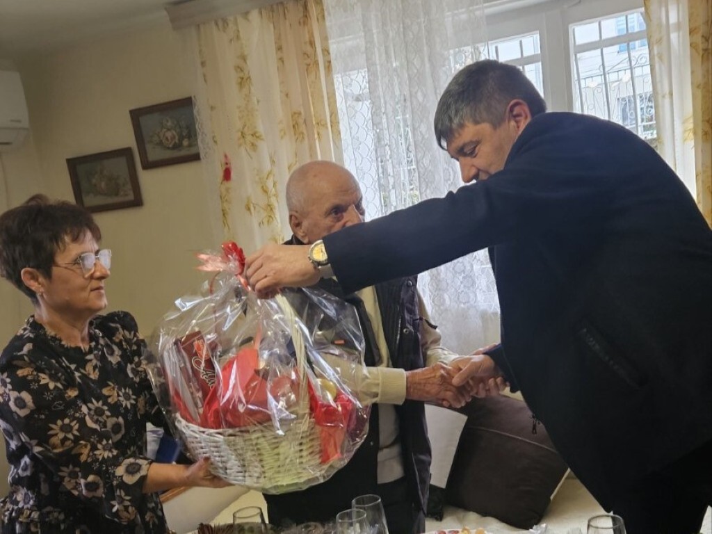 Един век живот, изпълнен с труд, достойнство и мъдрост: Желязко Неделчев от Стамболийски отбеляза 100-годишен юбилей (СНИМКИ)