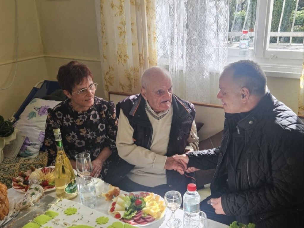 Един век живот, изпълнен с труд, достойнство и мъдрост: Желязко Неделчев от Стамболийски отбеляза 100-годишен юбилей (СНИМКИ)