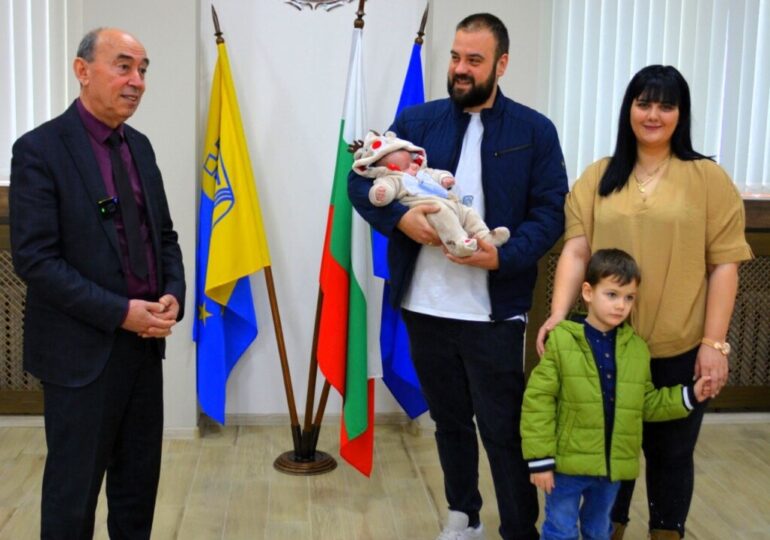 Първото бебе на Асеновград за 2026 г. получи подаръци от общината (СНИМКИ)