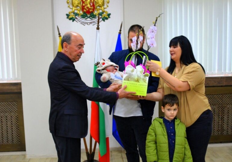 Първото бебе на Асеновград за 2026 г. получи подаръци от общината (СНИМКИ)