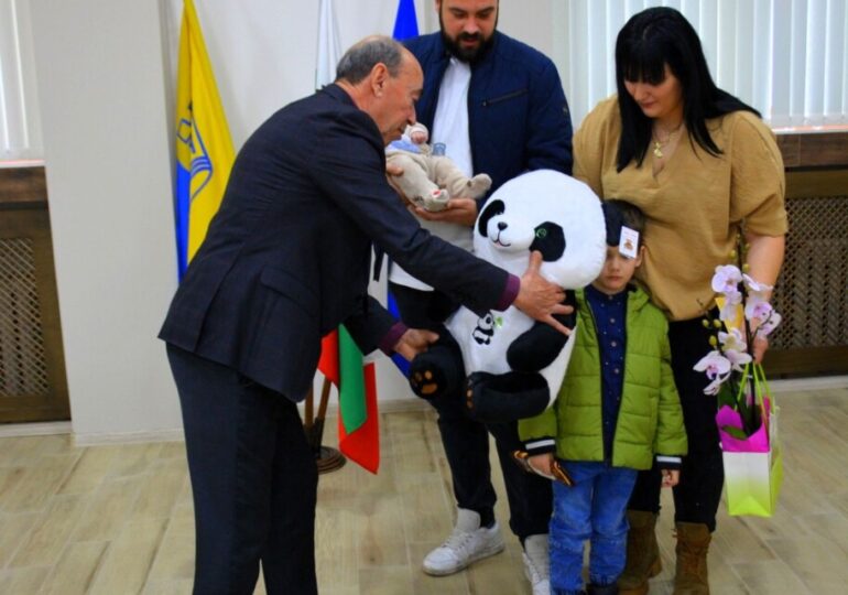 Първото бебе на Асеновград за 2026 г. получи подаръци от общината (СНИМКИ)