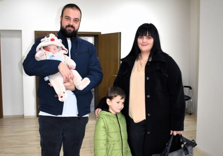 Първото бебе на Асеновград за 2026 г. получи подаръци от общината (СНИМКИ)