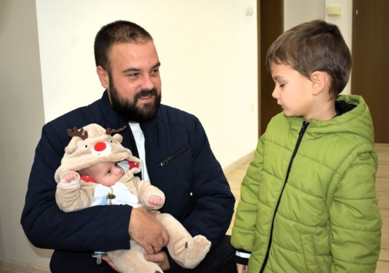 Първото бебе на Асеновград за 2026 г. получи подаръци от общината (СНИМКИ)